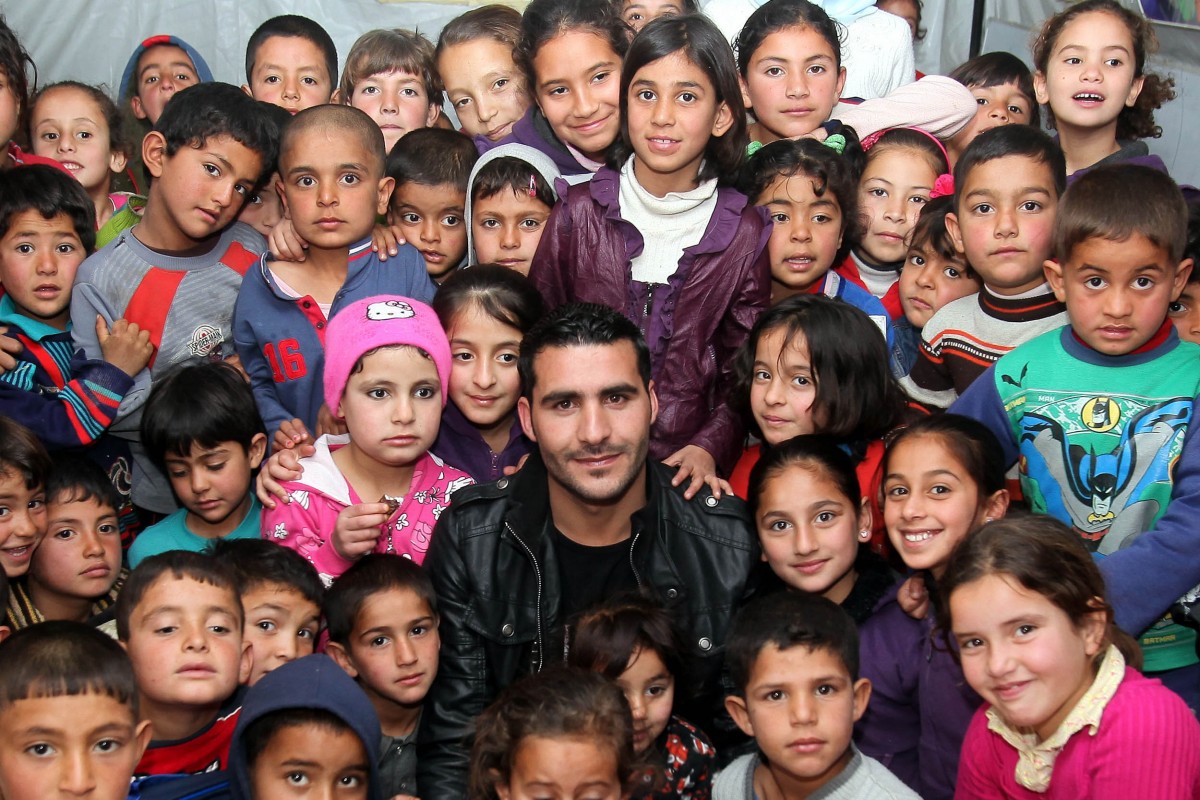 بالصور والفيديو: لاجئ سوري يحول خيمته إلى مدرسة في عمان
