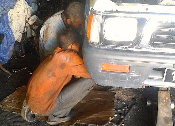 رضا، 15 سنة، أعمل منذ عامين في ورشة لإصلاح السيارات