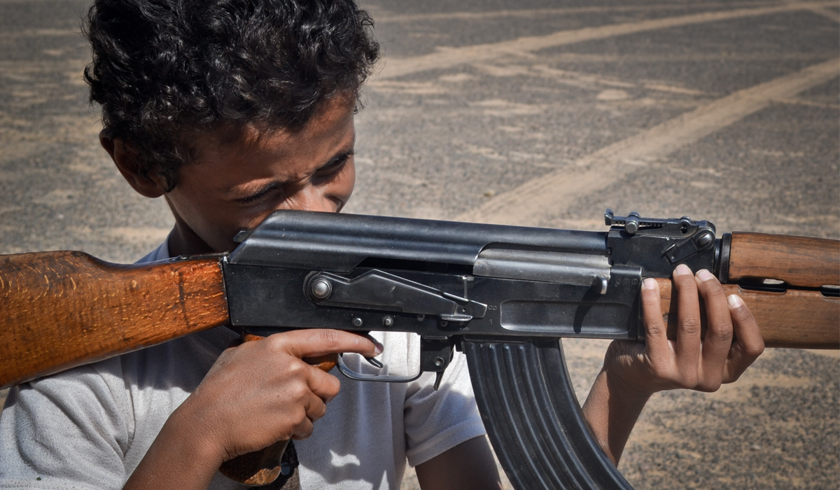 عمار، 11 عاماً، بين المدرسة والعمل والسلاح