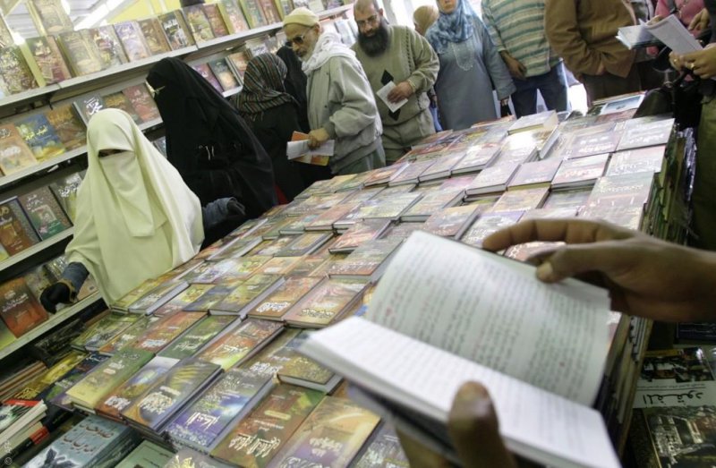 سوق الكتب "المزورة" في مصر: القارئ هو الرابح الأكبر