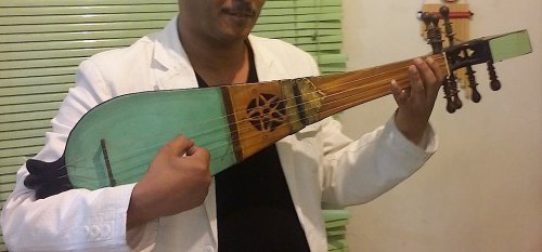 العود الصنعاني... الآلة الموسيقية اليمنية المهددة بالانقراض