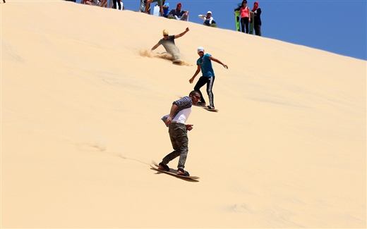 الشاب الذي عرّف المصريين على لعبة التزلج على الرمال