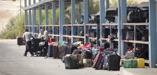 الفلسطيني يبحث عن الكرامة المهدورة على معبر الكرامة