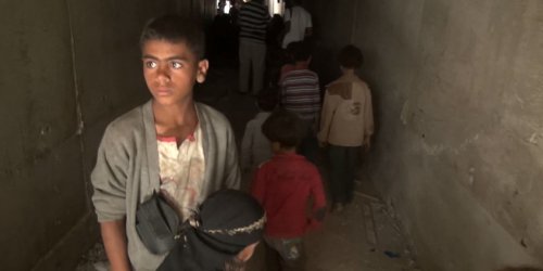 يمنيون تدمّرت منازلهم واضطروا للعيش في مجاري الصرف الصحي