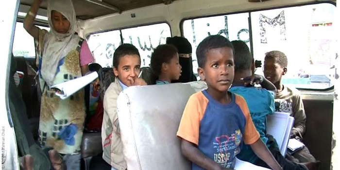 "موبايل سكول": مدرسة متنقلة تعلم أطفال اليمن القراءة والكتابة
