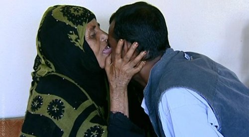 اليمنيون يُقبلون بكثرة على الطب الشعبي