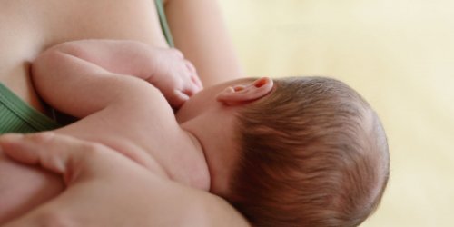 الرضاعة في الأماكن العامة: حق لك ولطفلك
