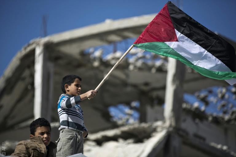 الفلسطينيون يرفعون علمهم على مقر الأمم المتحدة