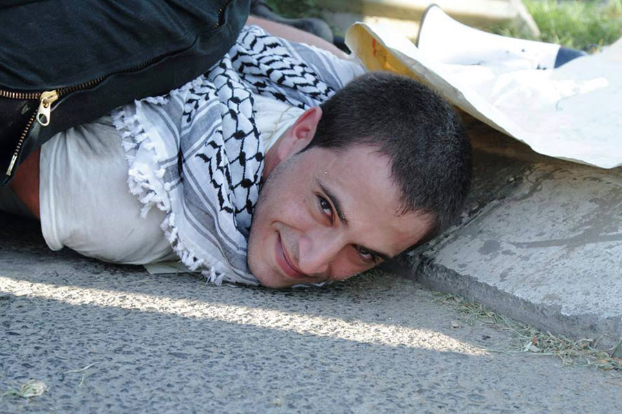 ابتسامة الشباب الفلسطيني لحظة اعتقالهم، ما الذي تعنيه؟