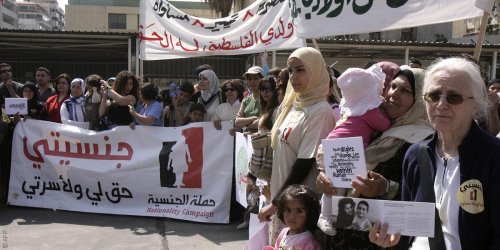 المشترع اللبناني: المرأة قاصر ومشكوك في وطنيتها