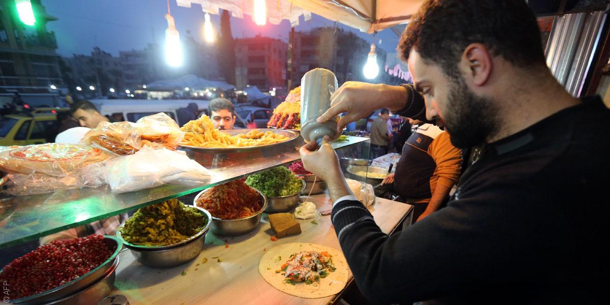 مطاعم السوريين تتفوق على الأكل الشعبي في مصر