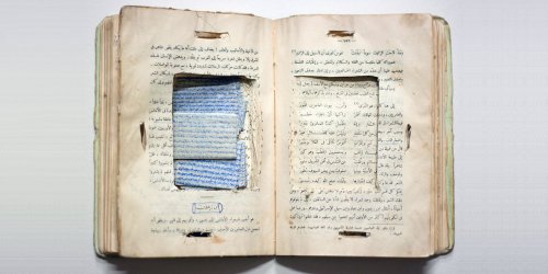 "تحية لمن سألوا عني": رسائل السجناء المهربة في معرض فني
