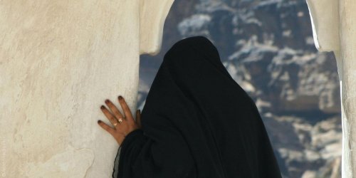 بنات شيوخ اليمن، الزواج من الأسرة أو الحرمان من الإرث