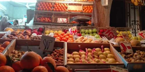 بائع فاكهة مصري قسّم متجره بين الفاكهة والكتب القديمة
