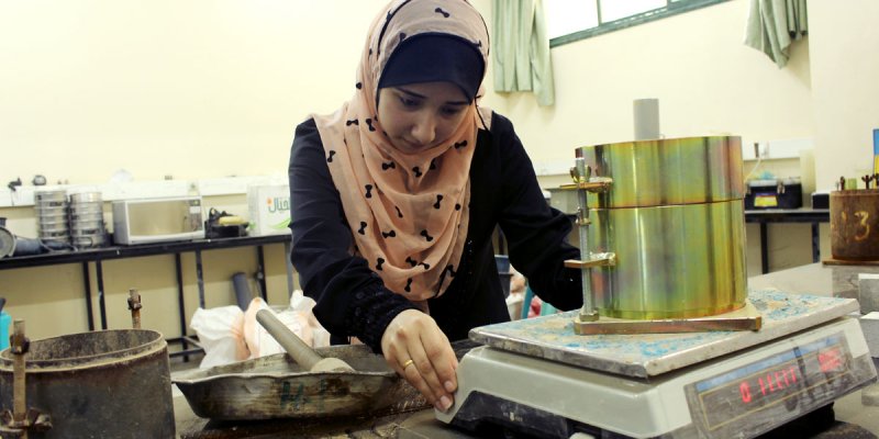مشروع مبتكر لمهندسات فلسطينيات: تحويل النفايات العضوية إسمنتاً