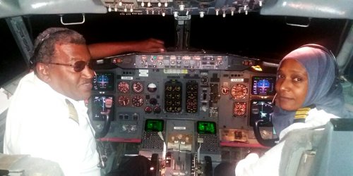 بالفيديو... كيف تصف أول إمرأة سودانية تجربتها في قيادة الطائرة؟
