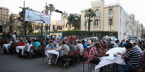 بالصور...​ كنيسة مصرية تنظم إفطارات للصائمين في قلب ميدان التحرير