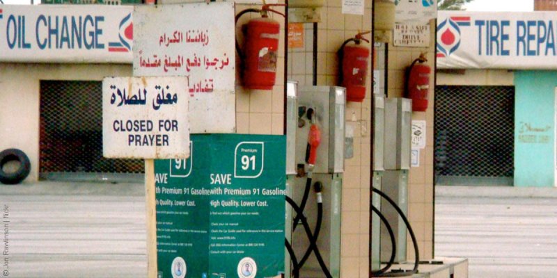الكلفة الاقتصادية في السعودية جرّاء إغلاق المتاجر أثناء الصلاة