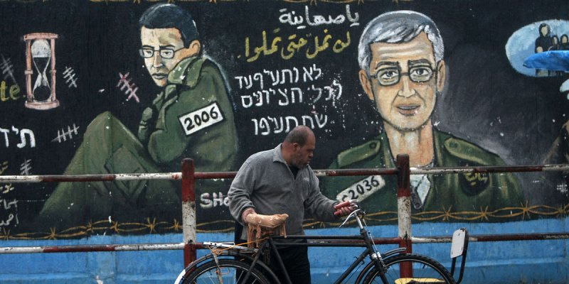 عشر سنوات على عملية اختطاف "شاليط": كيف يقيّمها شباب غزة والجنوب؟