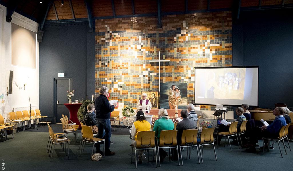 كنيسة هولندية تقيم قداساً مفتوحاً لمنع ترحيل أسرة من اللاجئين