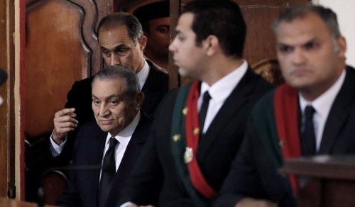 "أرجوكم عايز إذن من السيسي” مبارك وجهاً لوجه أمام مرسي في المحكمة