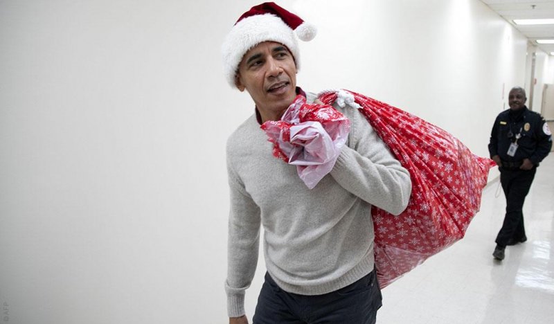 أوباما يتقمص سانتا لإدخال البهجة على الأطفال المرضى