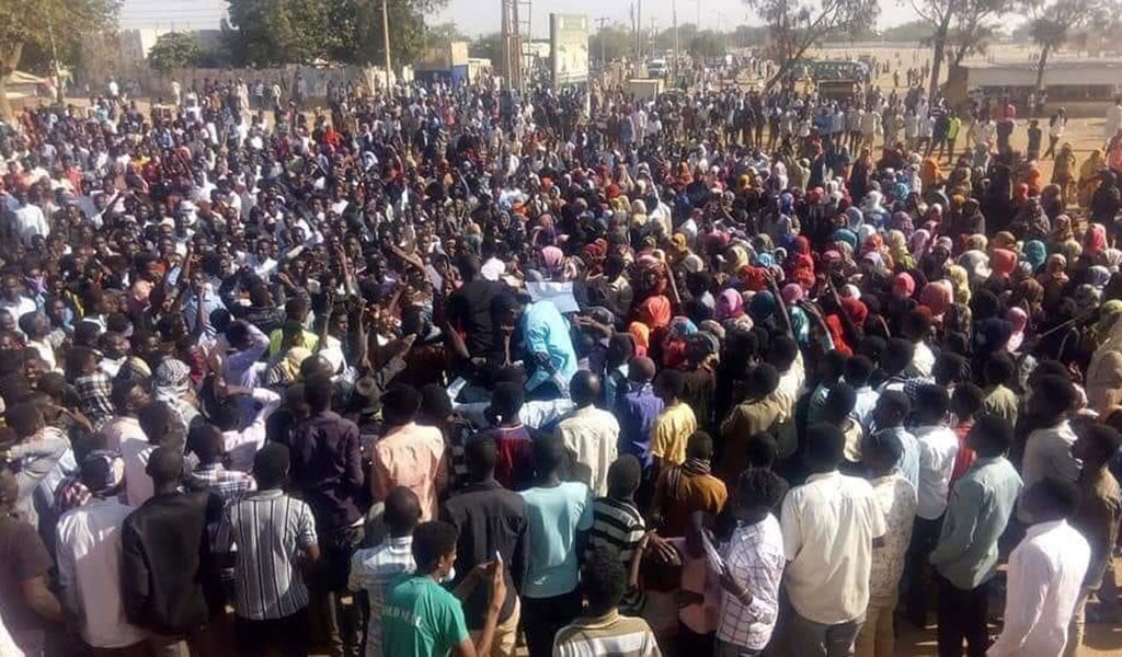 السودان: أحد شركاء الرئيس يطالب بمحاسبة قتلة المتظاهرين والبشير يتوعد بجزّ الرقاب