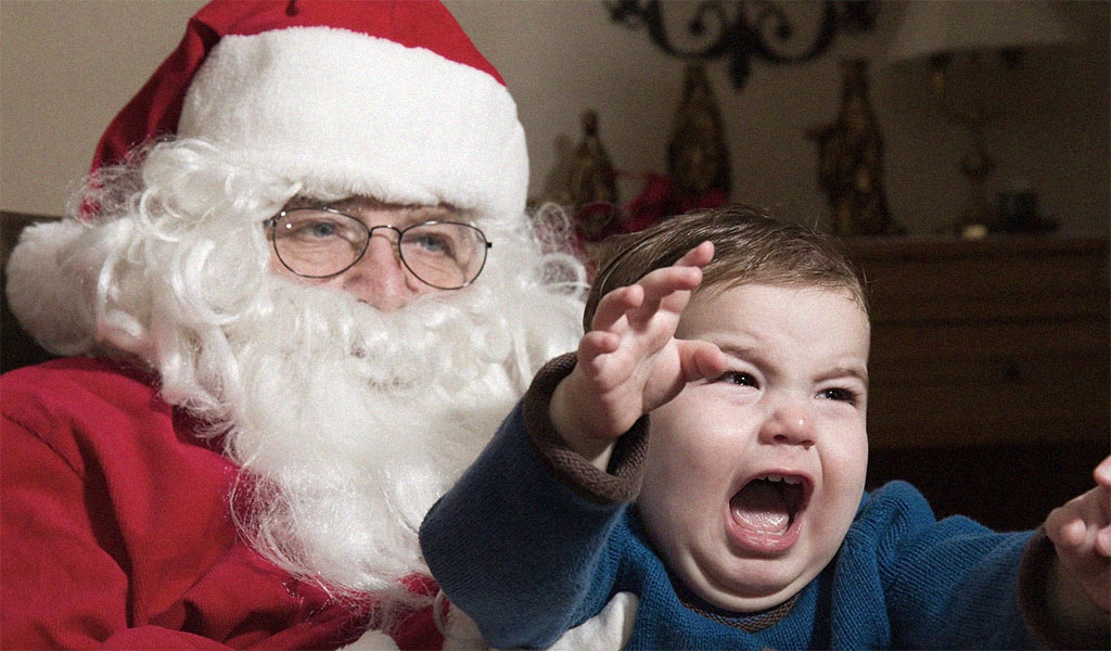 لماذا يشعر بعض الأطفال بالذعر عند الجلوس في حضن "سانتا كلوز"؟