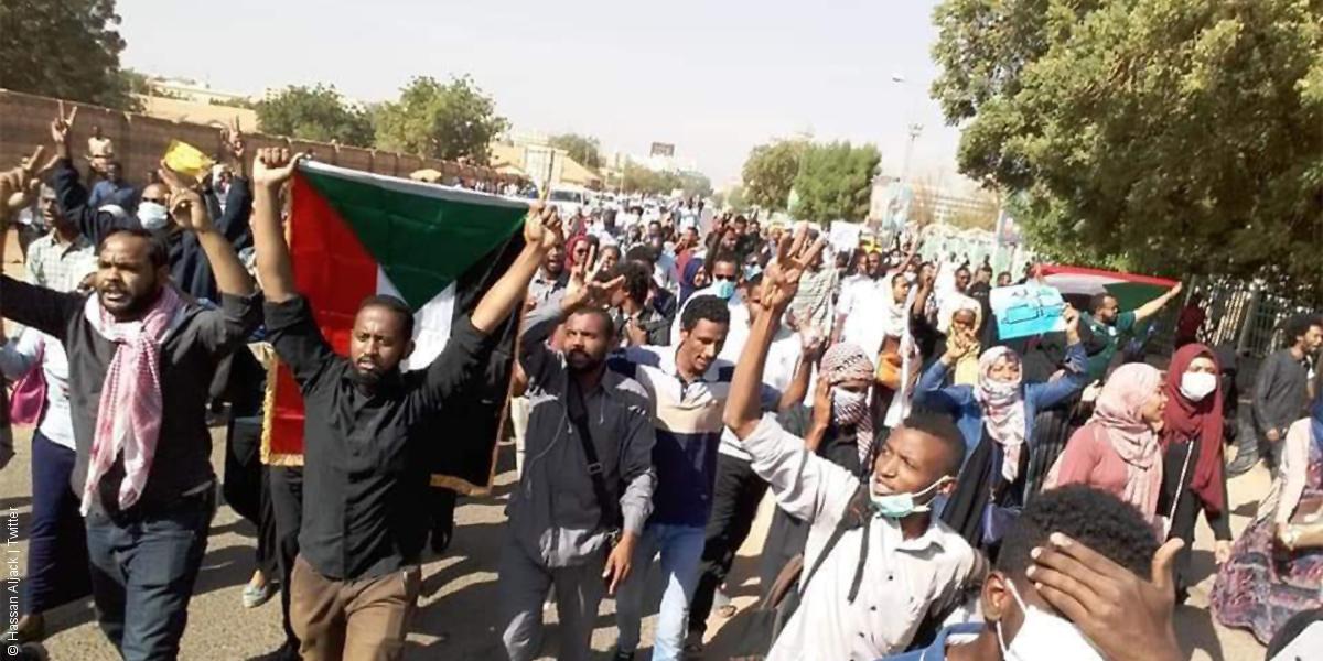 الشرطة السودانية تحبط مسيرةً متجهة إلى القصر الجمهوري تطالب البشير بالتنحي