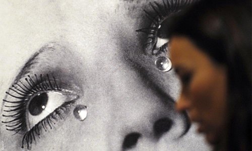 البكاء على صدر الحبيب أم بين أقدامه: هل تختلف دموع الفرح عن دموع الحزن؟