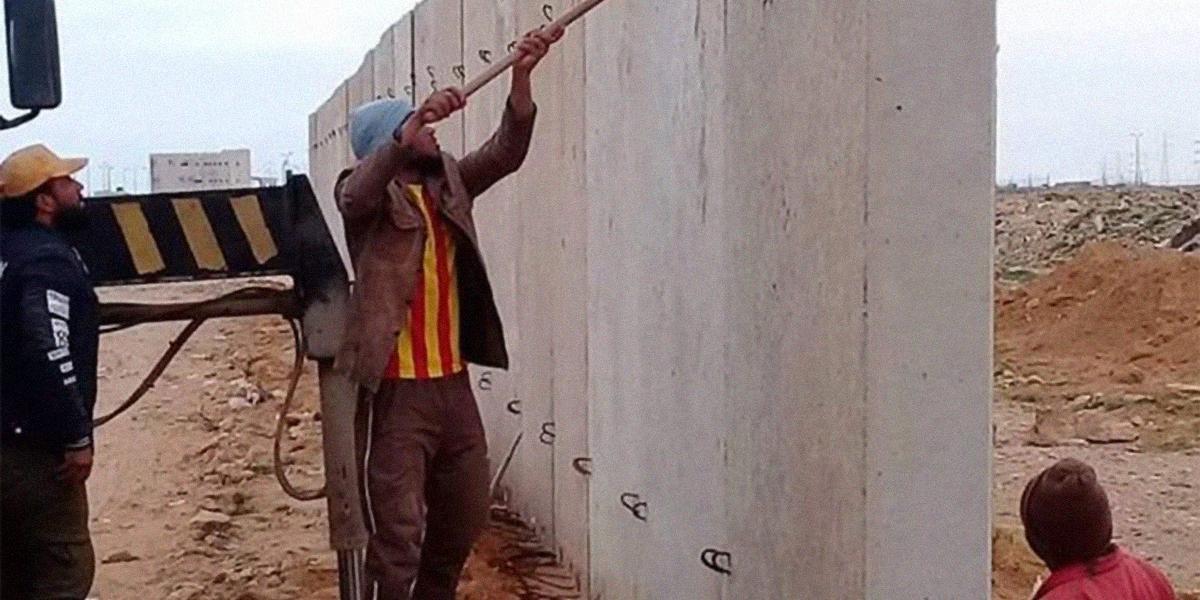 الجدران بدل الجسور: ليبيا تبني جداراً عازلاً على حدود مصر..هل انتهى الربيع العربي؟