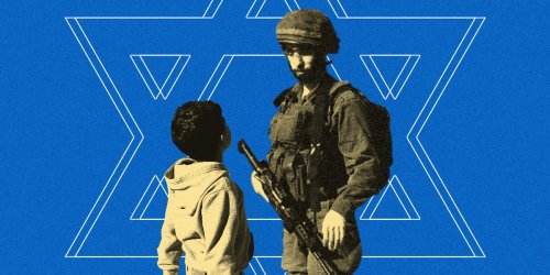 فلسطينيات يستبسلن في الدفاع عن طفل من قبضة الاحتلال