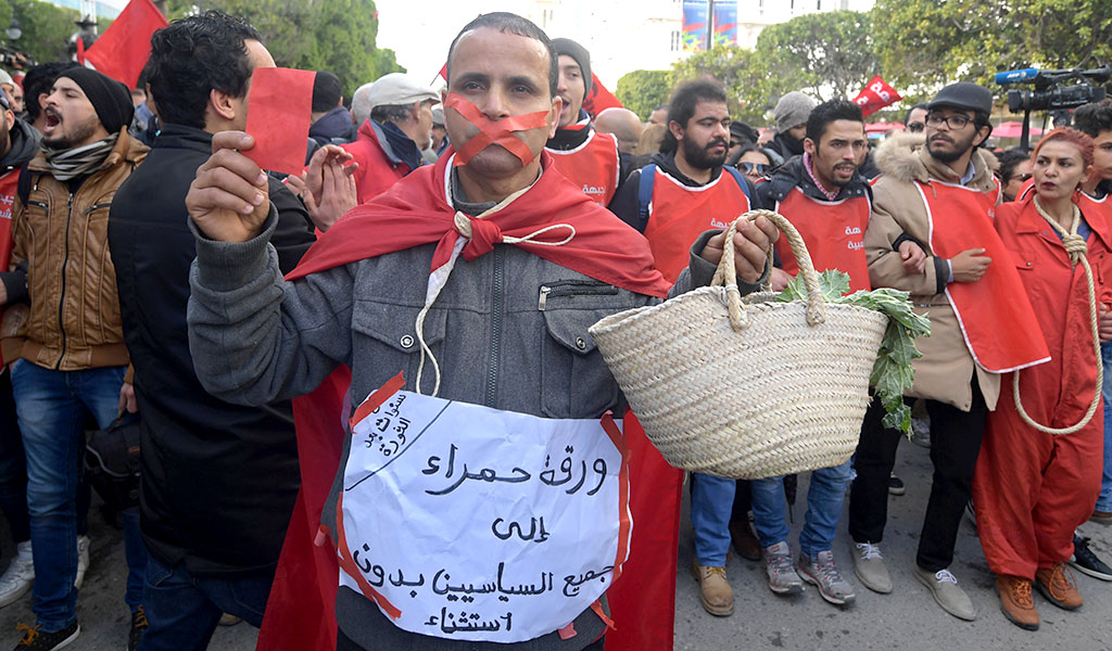 إضراب عام في تونس واشتباكات بالأيدي في البرلمان 