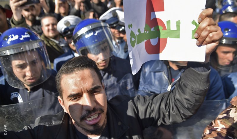 الجزائر: محامون ومثقفون ينضمون للحراك ضد ترشح بوتفليقة.. ورئيس الحكومة يحذر
