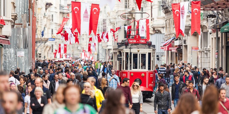 في إسطنبول، لا معالم تاريخية ولا مجمّعات تجارية... تمشّوا فقط!