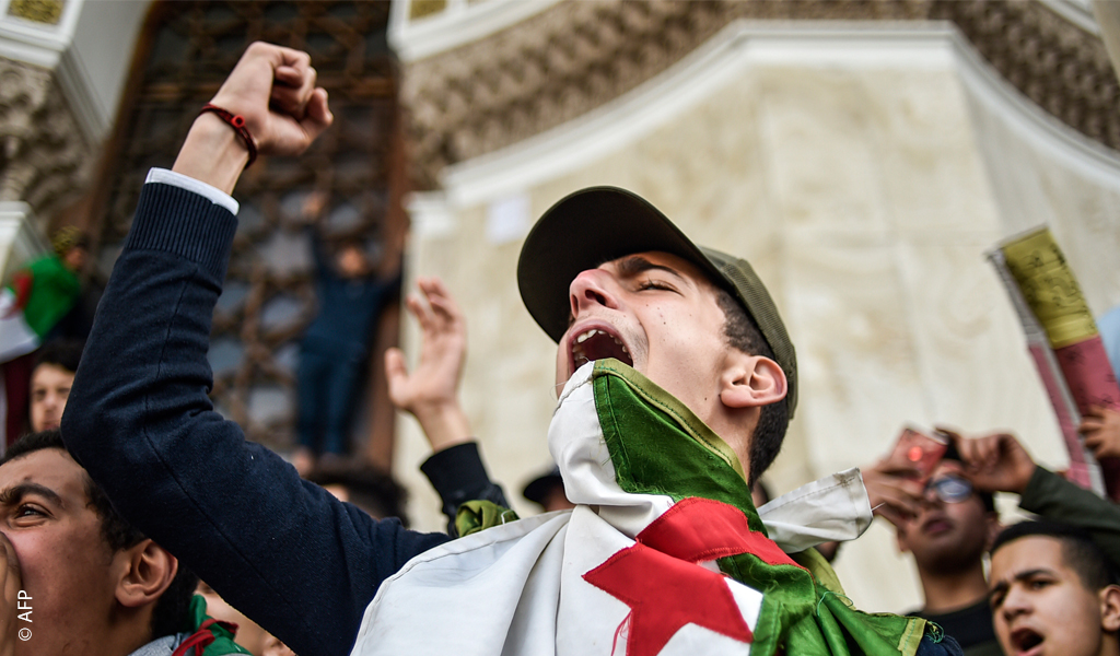 "لم نتعب واحتجاجاتنا مستمرة".. اعتقال عشرات المحتجين في الجزائر وبوتفليقة يفقد حلفاءه