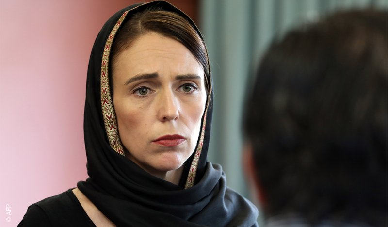 بحجاب...رئيسة وزراء نيوزيلندا تتضامن مع أسر مجزرة المسجدين   