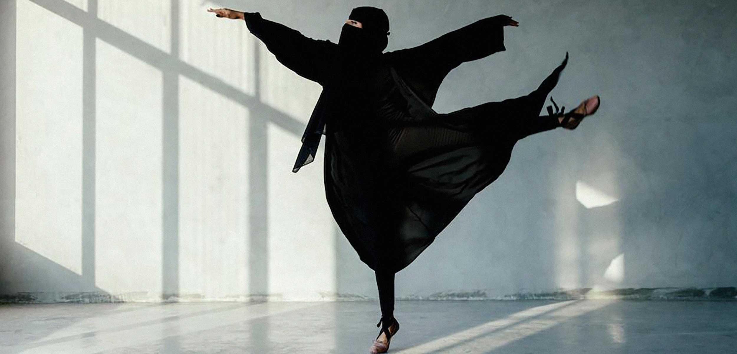 منتقبة سعودية ترقص الباليه تثير ردات فعل متناقضة 