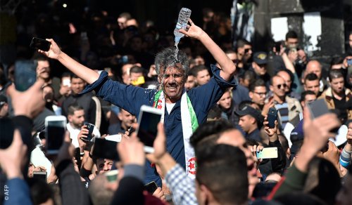 ماذا يفعل رشيد نكاز في الجزائر؟